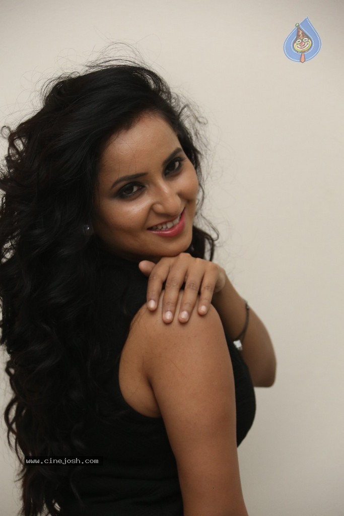 Ishika Singh New Hot Stills - 81 / 152 photos