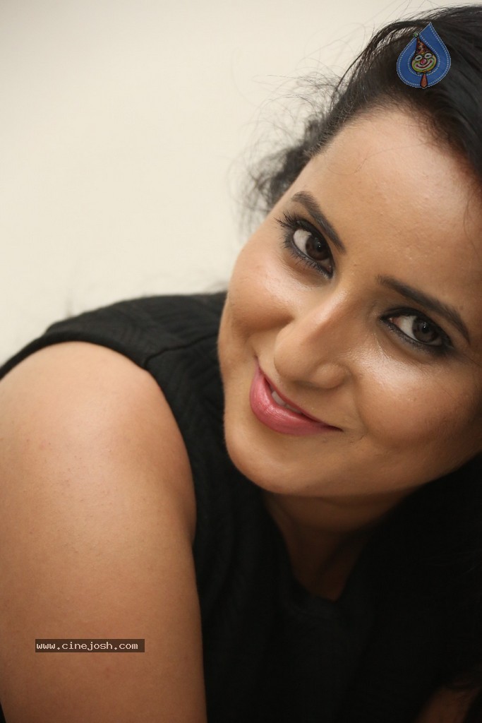 Ishika Singh New Hot Stills - 109 / 152 photos