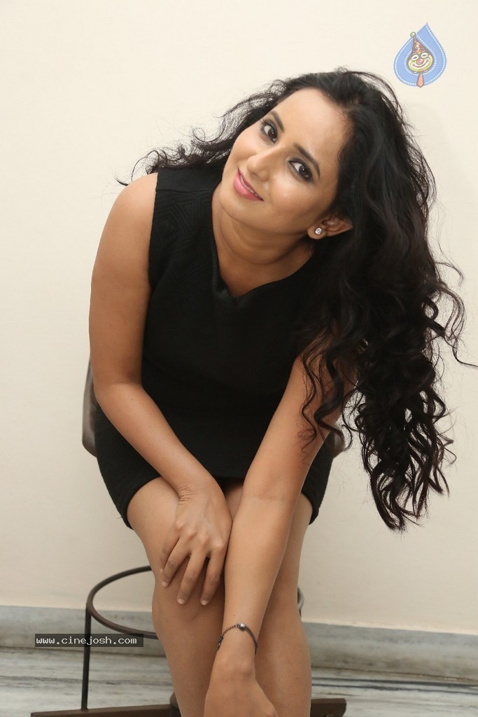 Ishika Singh New Hot Stills - 112 / 152 photos