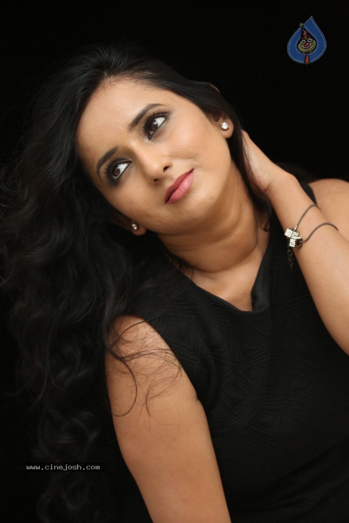Ishika Singh New Hot Stills - 114 / 152 photos