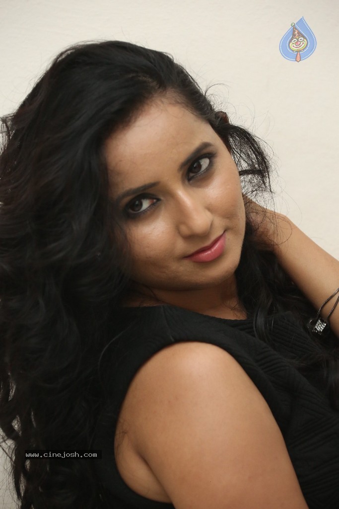 Ishika Singh New Hot Stills - 120 / 152 photos