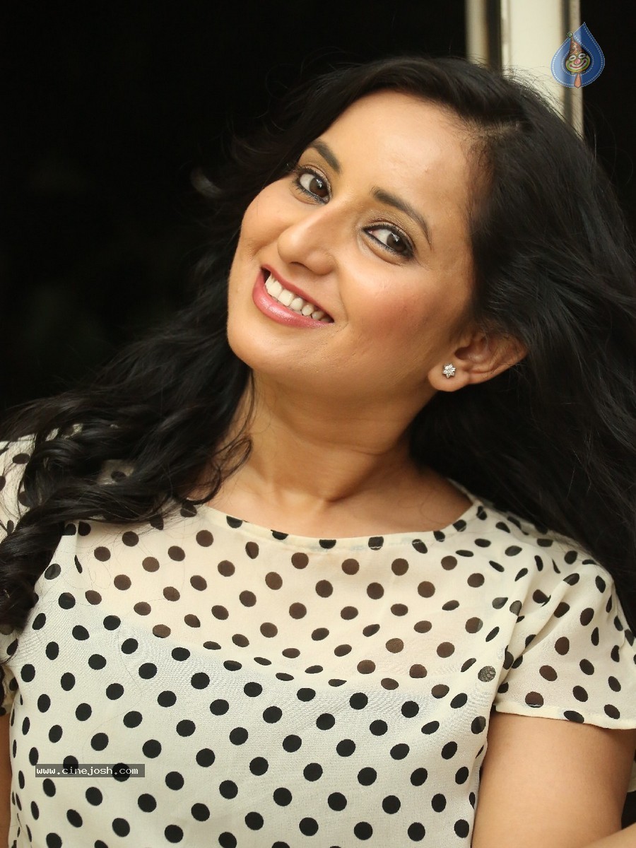 Ishika Singh New Photos - 37 / 107 photos