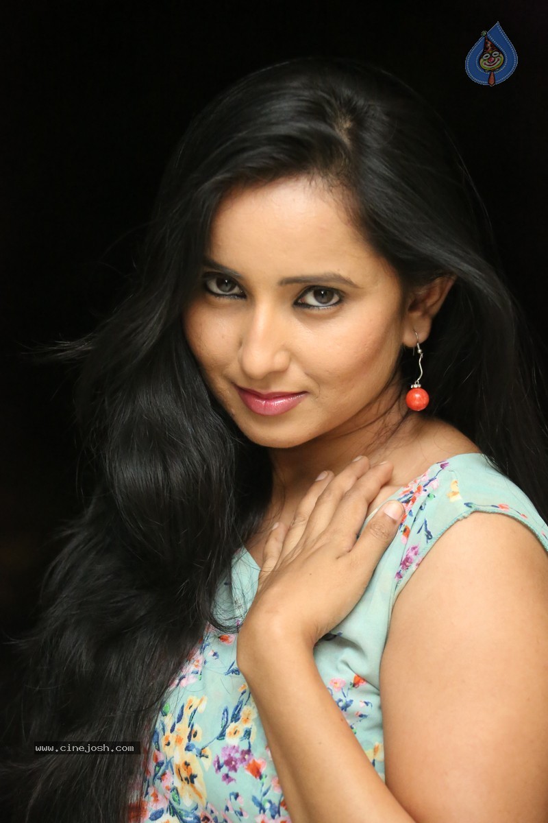 Ishika Singh New Photos - 35 / 104 photos