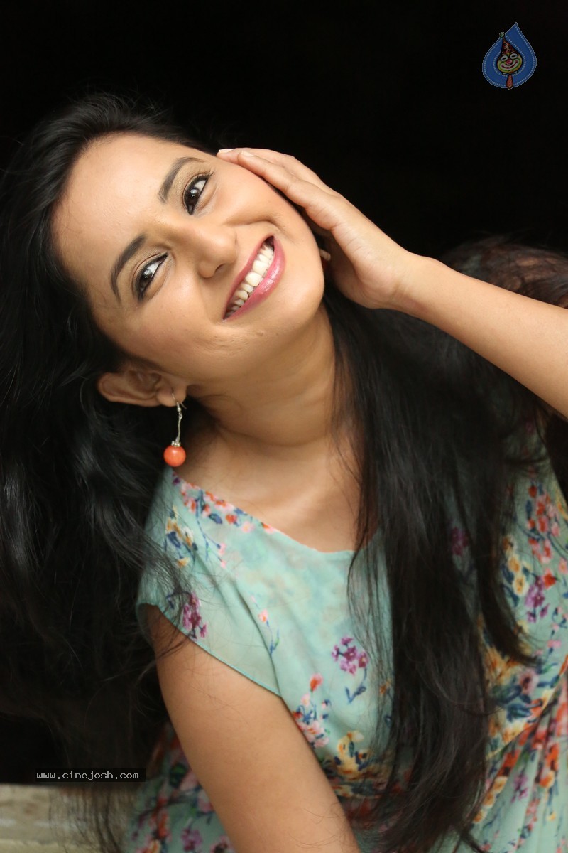 Ishika Singh New Photos - 36 / 104 photos
