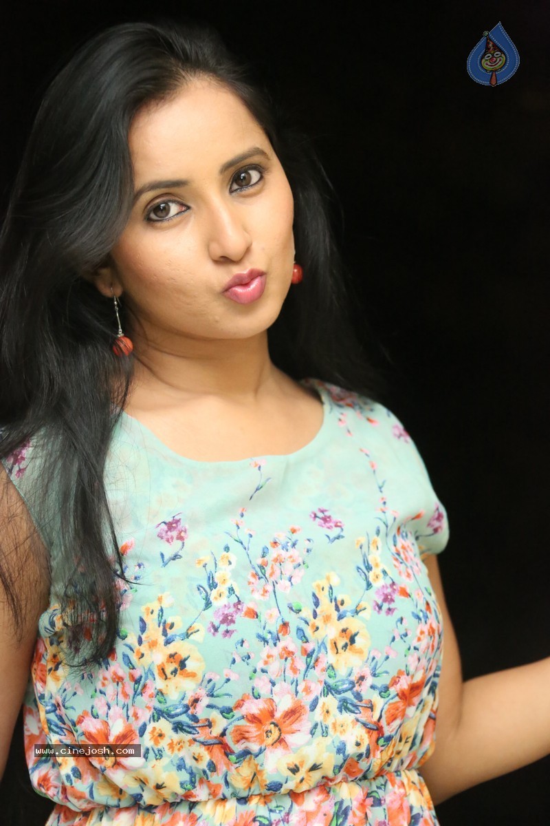 Ishika Singh New Photos - 66 / 104 photos