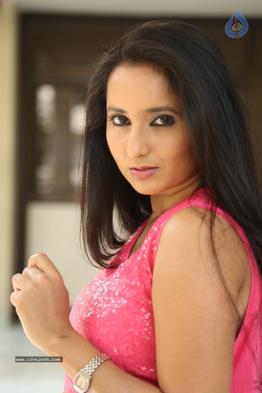 Ishika Singh New Photos - 18 / 84 photos