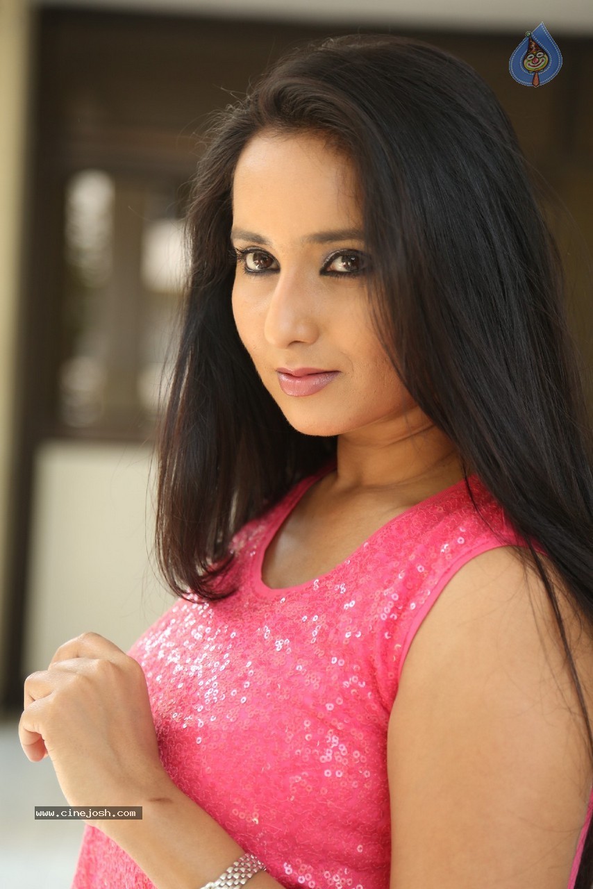 Ishika Singh New Photos - 28 / 84 photos