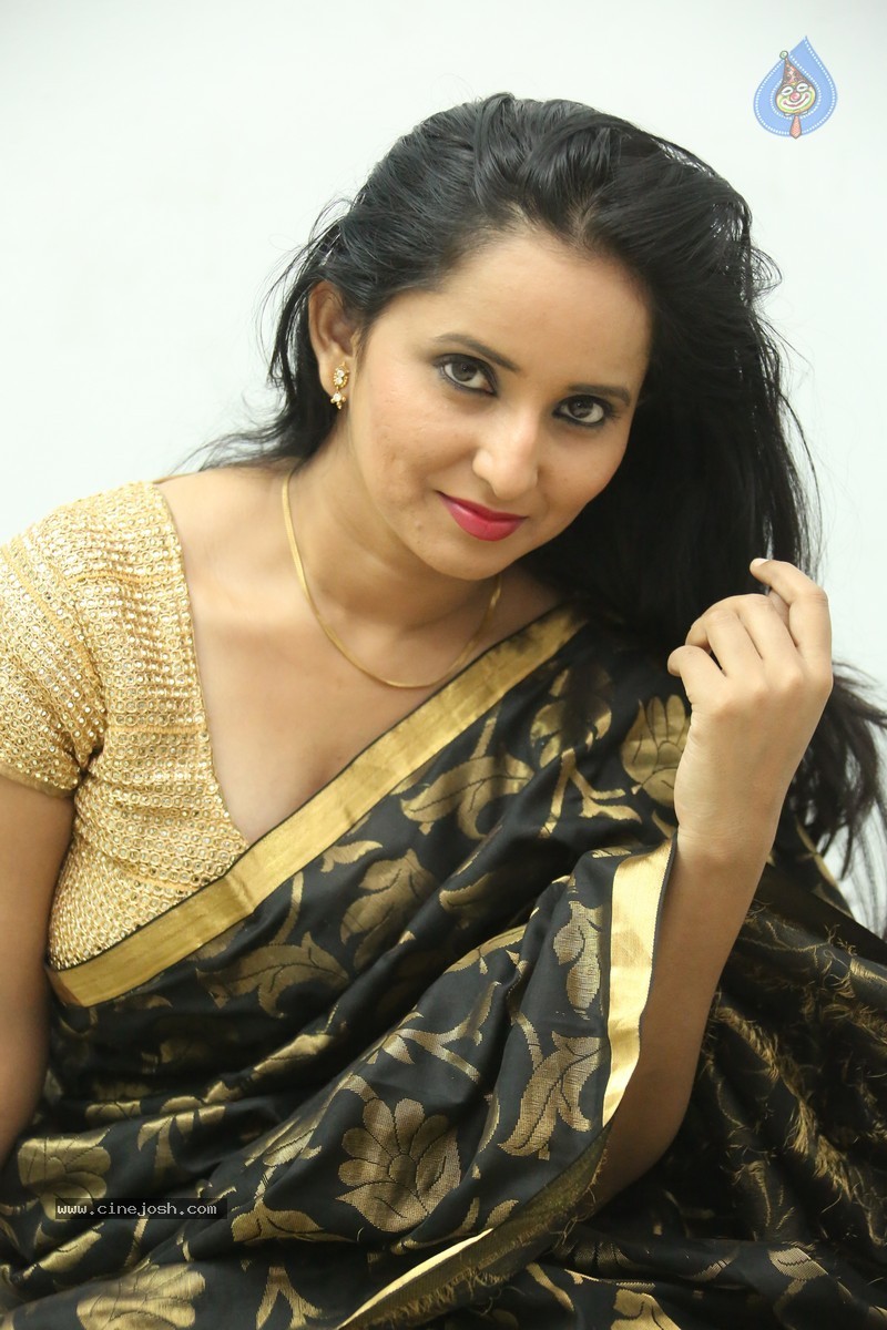 Ishika Singh New Photos - 33 / 93 photos