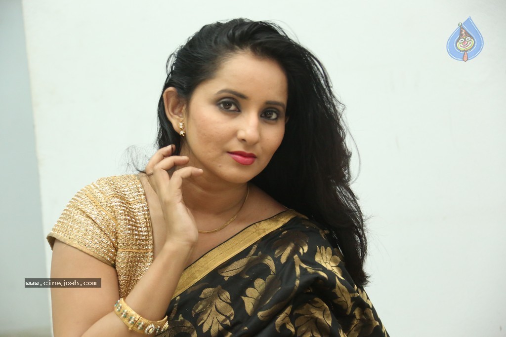 Ishika Singh New Photos - 40 / 93 photos