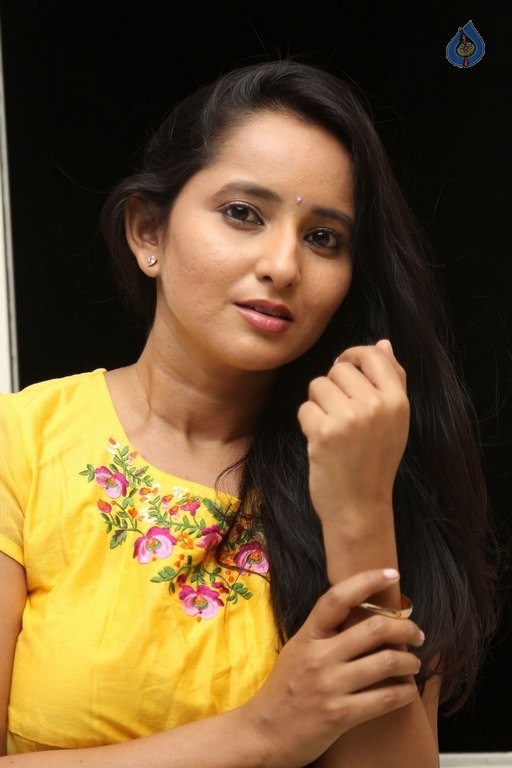 Ishika Singh New Pics - 18 / 38 photos