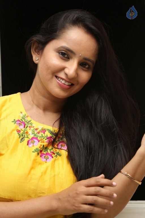 Ishika Singh New Pics - 24 / 38 photos