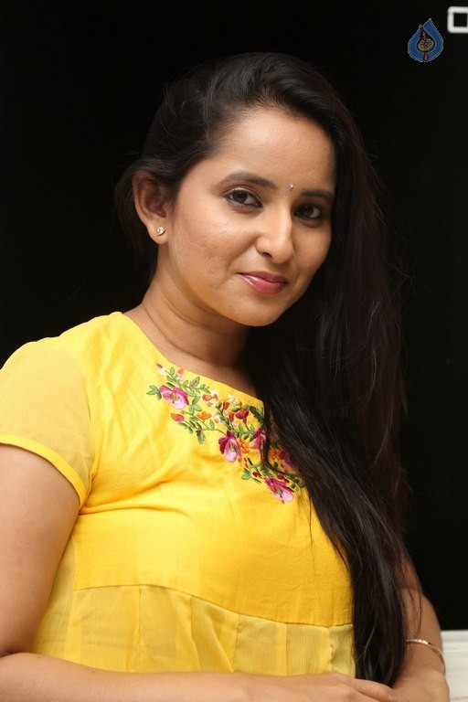 Ishika Singh New Pics - 25 / 38 photos