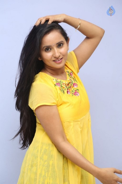 Ishika Singh New Pics - 29 / 38 photos