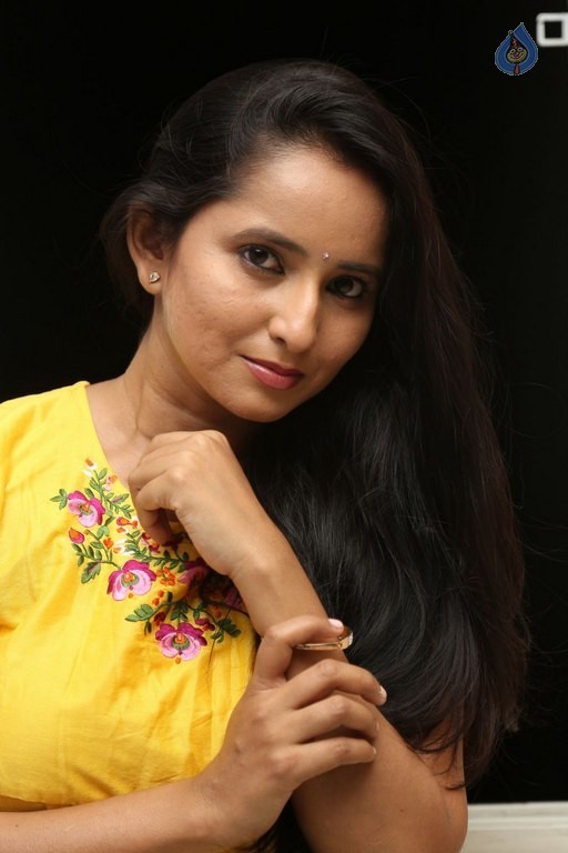 Ishika Singh New Pics - 31 / 38 photos