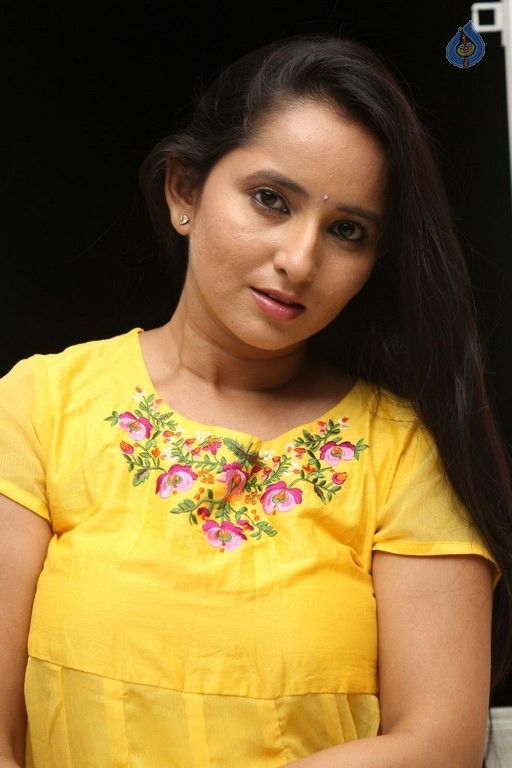 Ishika Singh New Pics - 36 / 38 photos