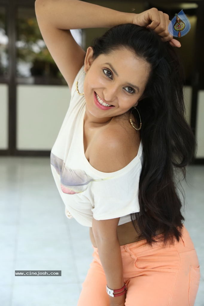 Ishika Singh New Spicy Stills - 8 / 152 photos