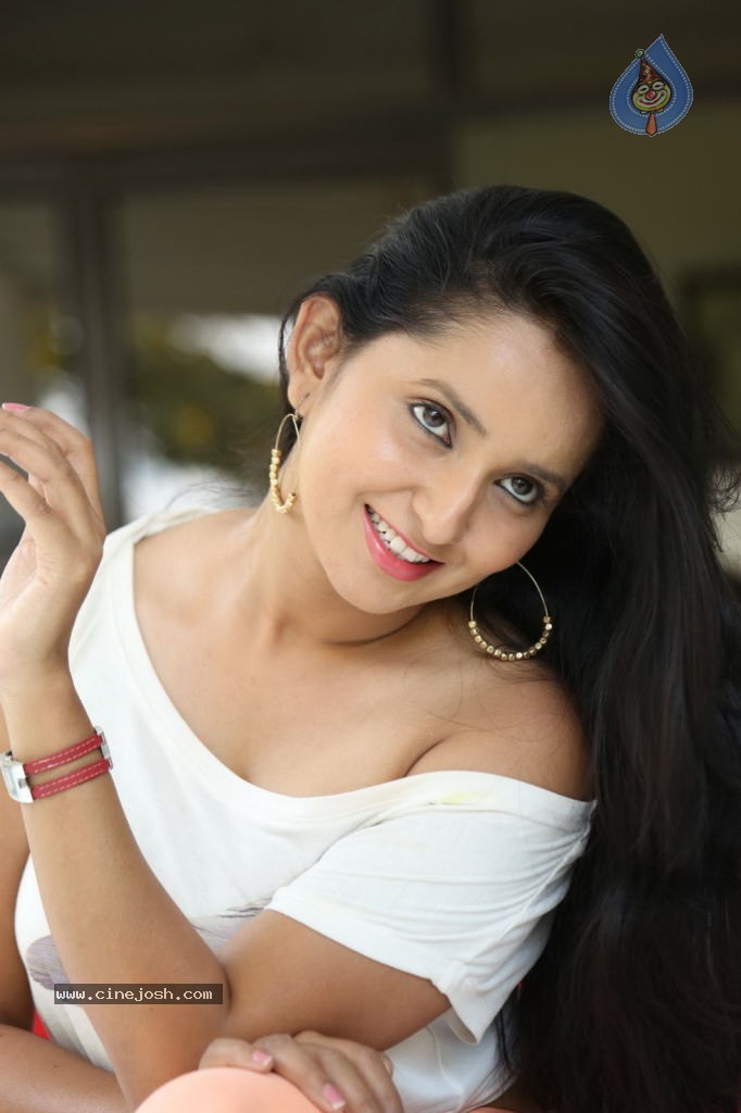 Ishika Singh New Spicy Stills - 24 / 152 photos