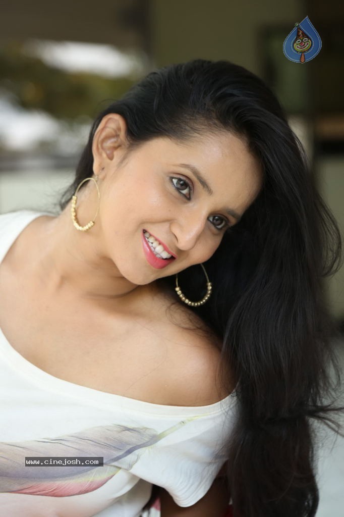 Ishika Singh New Spicy Stills - 25 / 152 photos