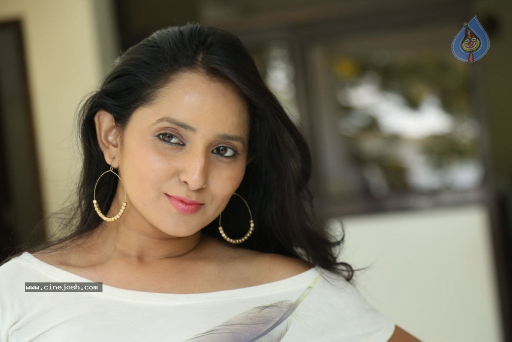 Ishika Singh New Spicy Stills - 28 / 152 photos