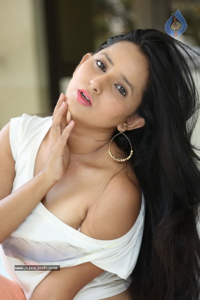 Ishika Singh New Spicy Stills - 30 / 152 photos