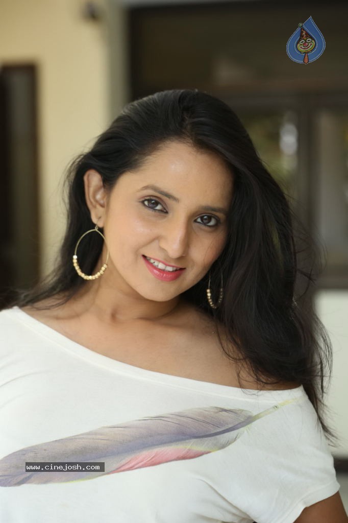 Ishika Singh New Spicy Stills - 32 / 152 photos