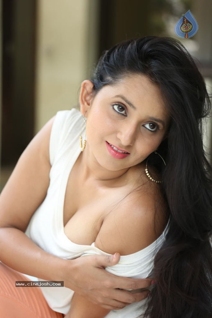 Ishika Singh New Spicy Stills - 38 / 152 photos