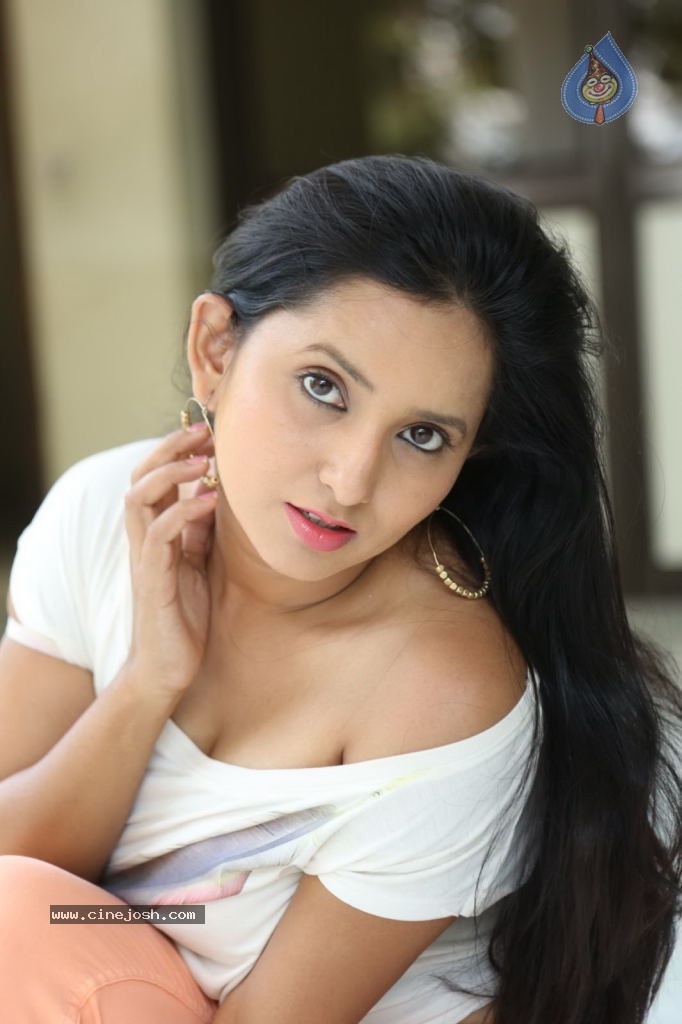 Ishika Singh New Spicy Stills - 49 / 152 photos