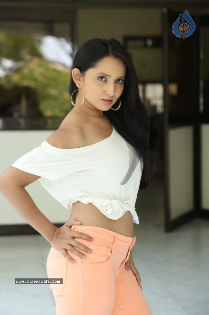 Ishika Singh New Spicy Stills - 59 / 152 photos