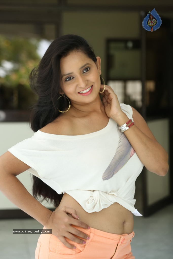 Ishika Singh New Spicy Stills - 68 / 152 photos
