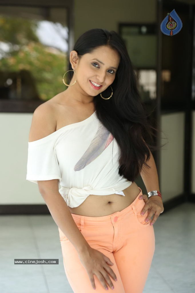 Ishika Singh New Spicy Stills - 72 / 152 photos