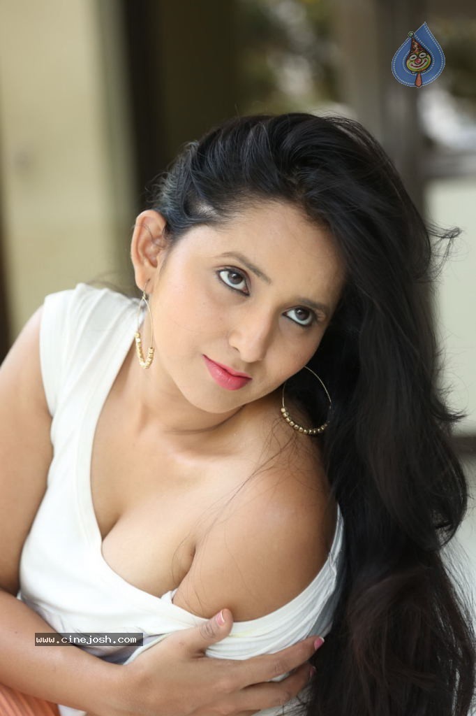 Ishika Singh New Spicy Stills - 75 / 152 photos