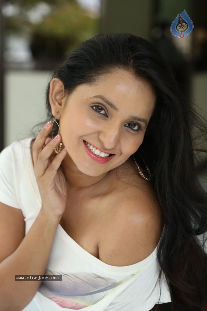 Ishika Singh New Spicy Stills - 83 / 152 photos