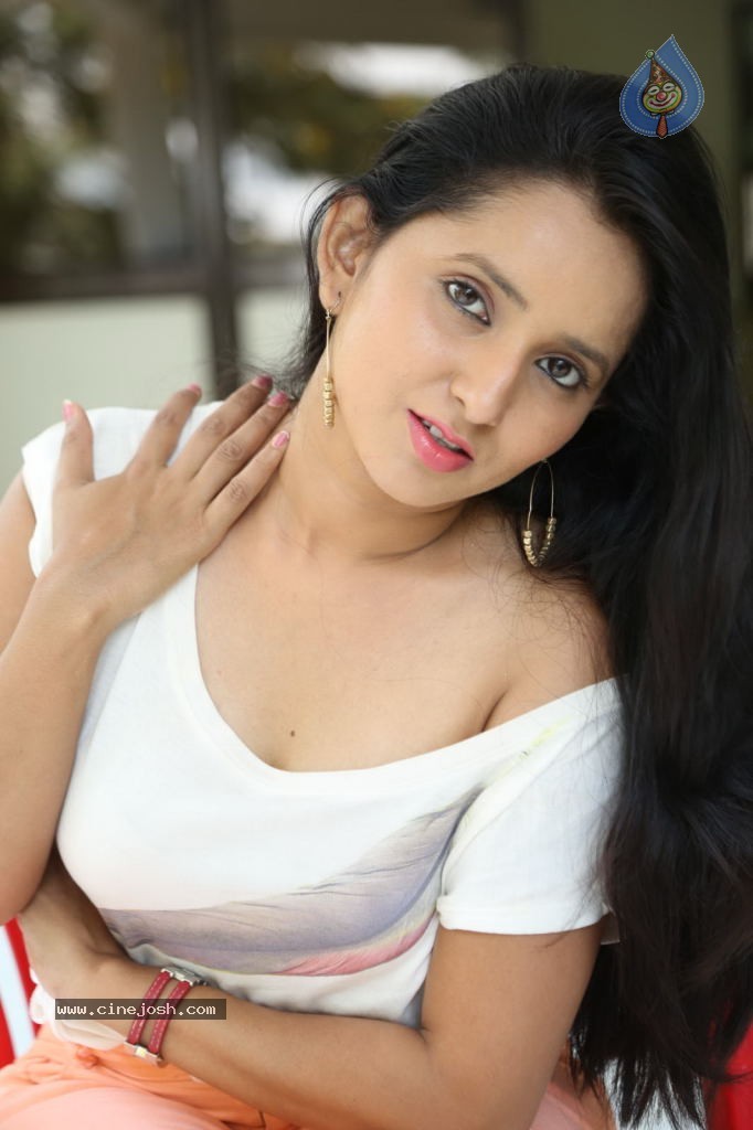 Ishika Singh New Spicy Stills - 87 / 152 photos