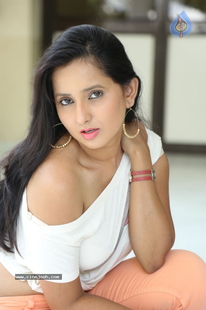 Ishika Singh New Spicy Stills - 97 / 152 photos