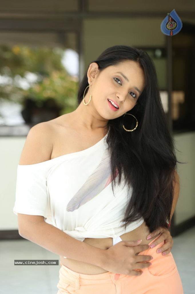 Ishika Singh New Spicy Stills - 102 / 152 photos