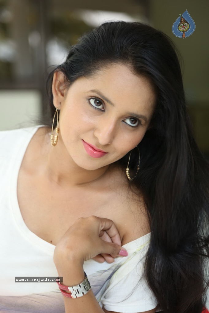 Ishika Singh New Spicy Stills - 107 / 152 photos