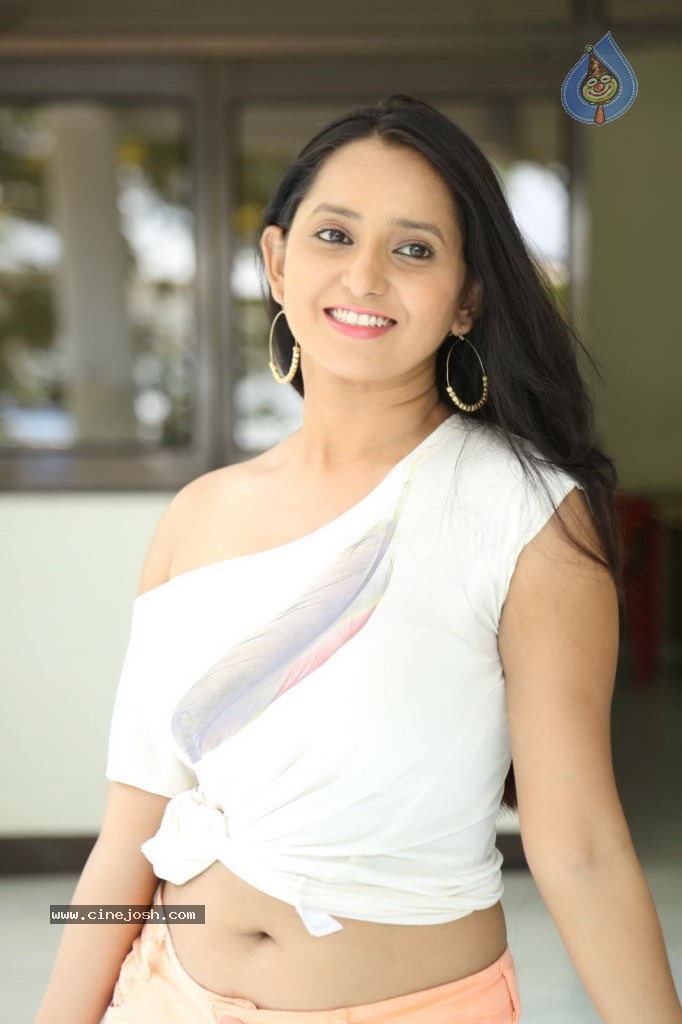 Ishika Singh New Spicy Stills - 108 / 152 photos