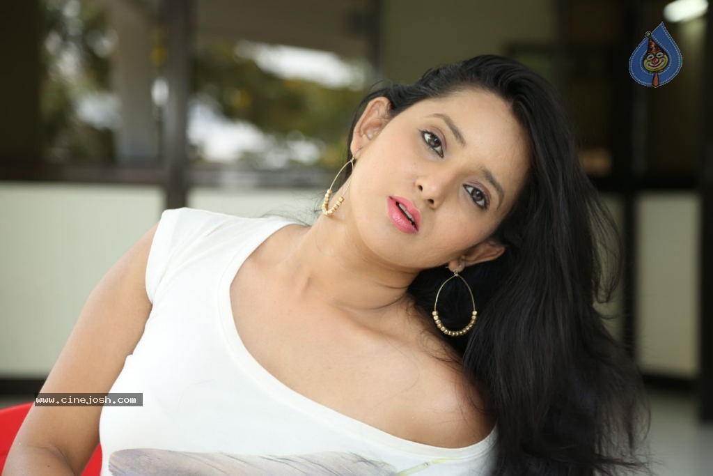Ishika Singh New Spicy Stills - 111 / 152 photos
