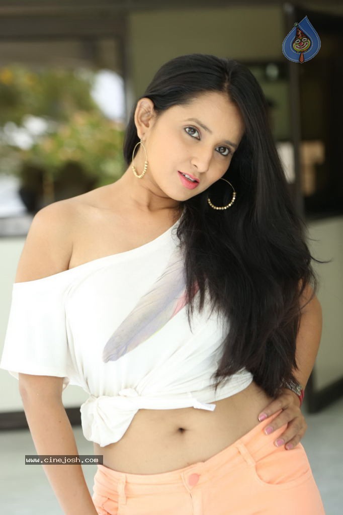 Ishika Singh New Spicy Stills - 117 / 152 photos