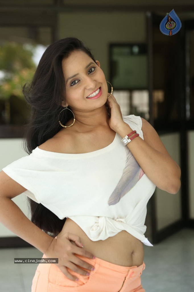 Ishika Singh New Spicy Stills - 118 / 152 photos