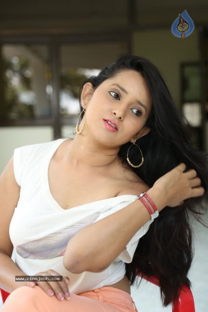 Ishika Singh New Spicy Stills - 126 / 152 photos