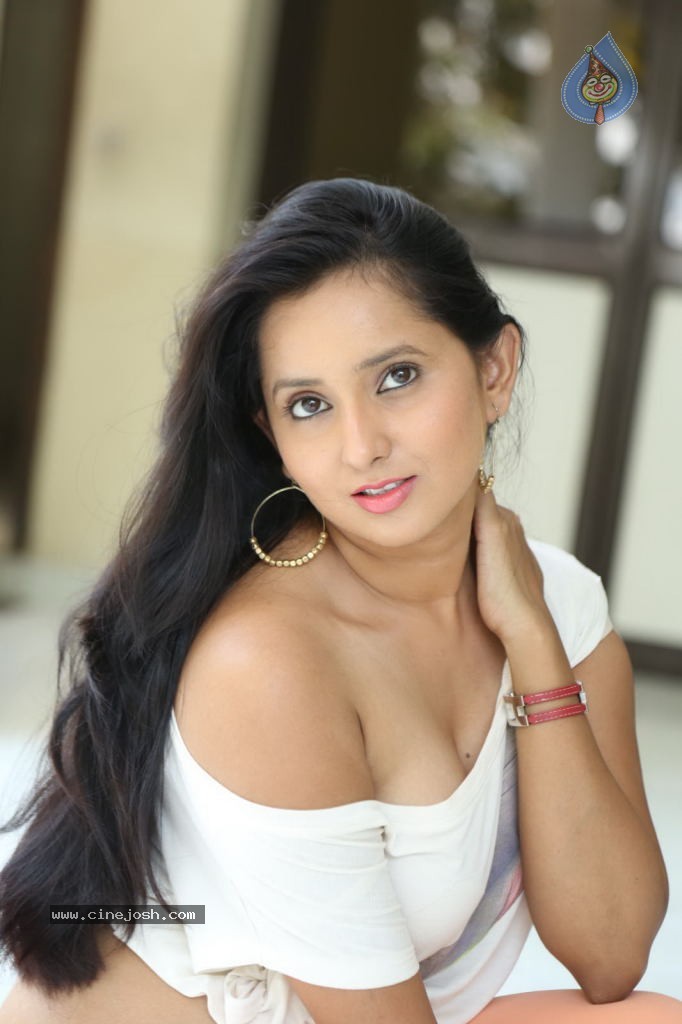 Ishika Singh New Spicy Stills - 128 / 152 photos