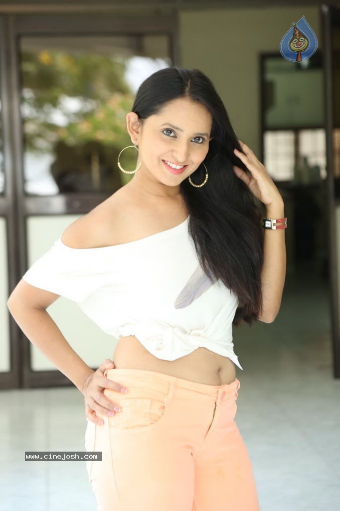 Ishika Singh New Spicy Stills - 137 / 152 photos