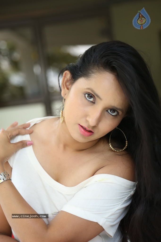 Ishika Singh New Spicy Stills - 139 / 152 photos