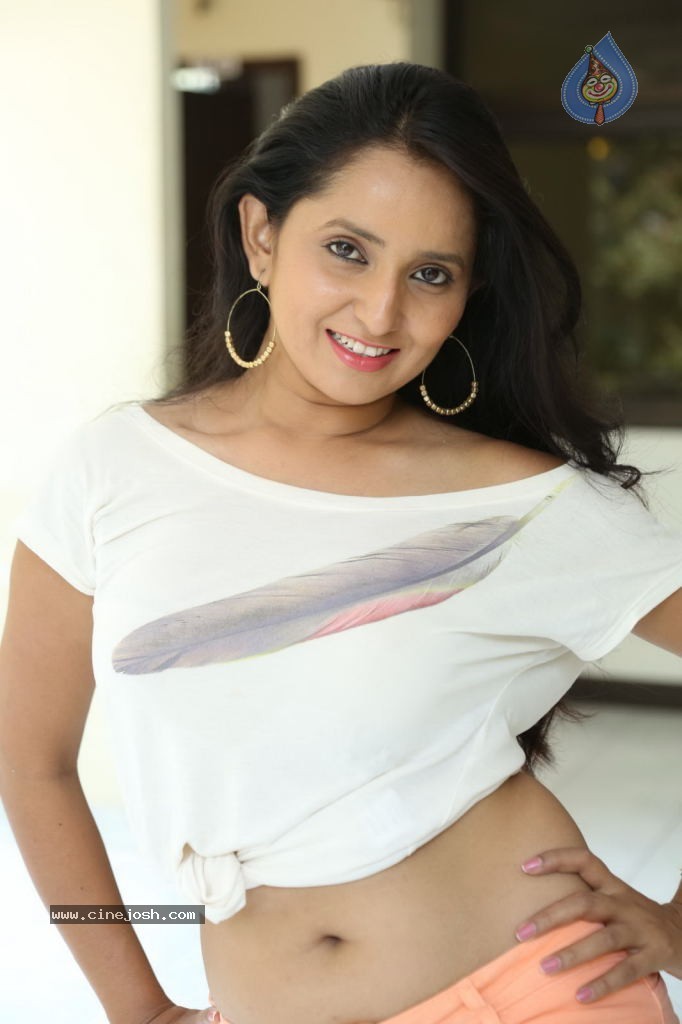 Ishika Singh New Spicy Stills - 152 / 152 photos