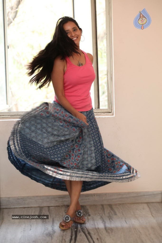 Ishika Singh New Stills - 86 / 89 photos