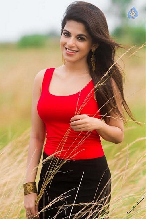 Iswarya Menon New Photos - 9 / 17 photos