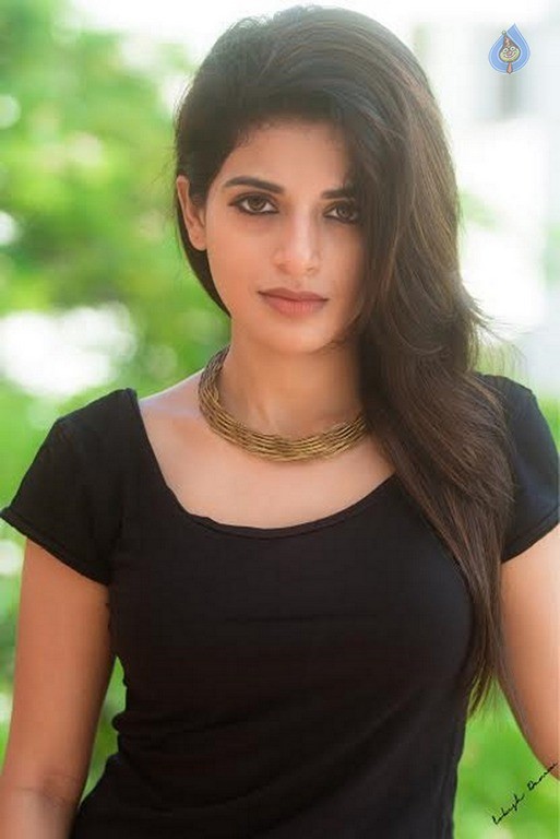 Iswarya Menon New Photos - 12 / 17 photos