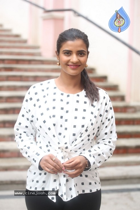 Iswarya Rajesh Interview Pics - 11 / 20 photos
