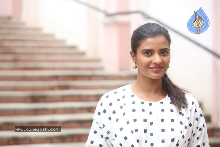 Iswarya Rajesh Interview Pics - 14 / 20 photos
